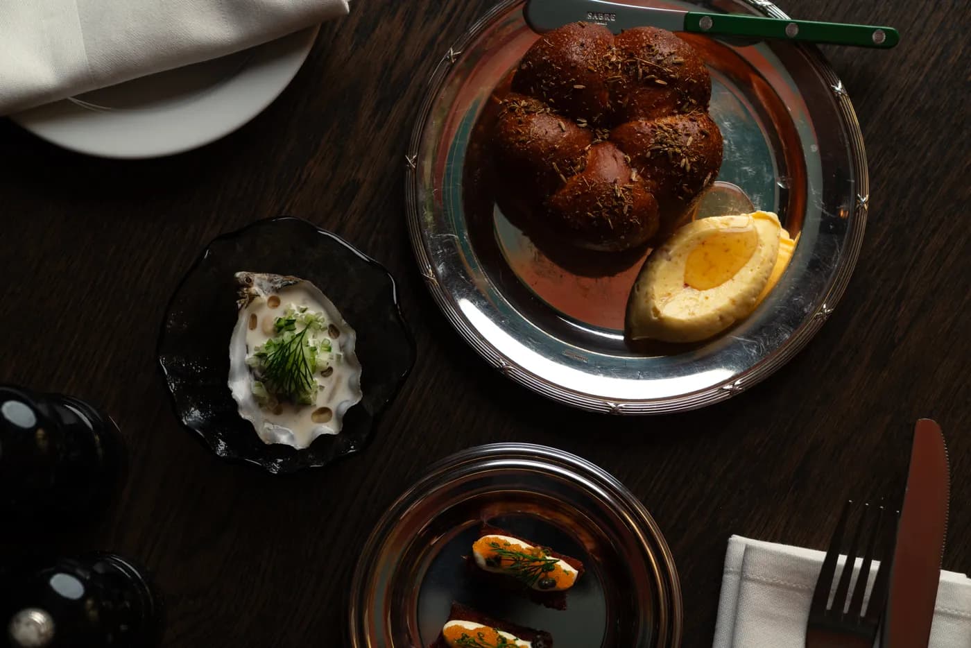 Bröd med smör och tilltugg uppdukade på bordet