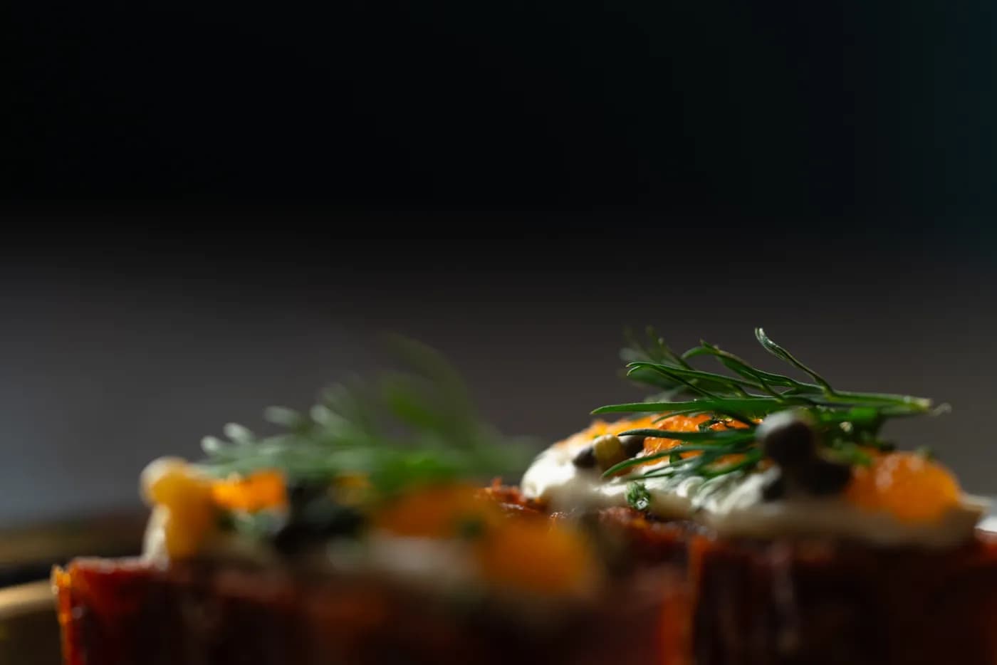 Närbild på tilltugg med dill och rom