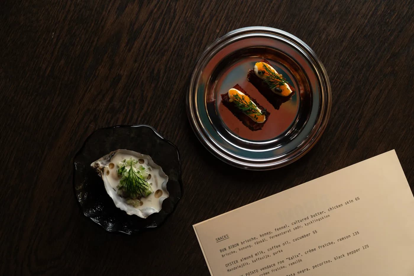 Snacks och meny på bordet